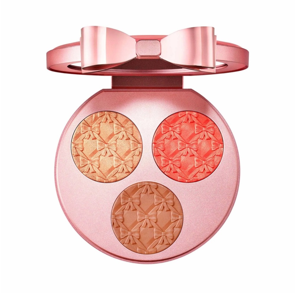 The MAC Effervescence Extra Dimension: MEDIUM Face Compact is a limited-ed…